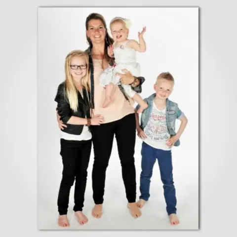 FAMILIE- of GROEPSFOTO incl. foto 30 X 45 CM. nu 99.00