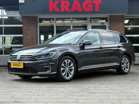 Volkswagen Passat Variant GTE Highline - 1.4 TSI 218 pk - LED - Schuifkanteldak - camera - zeer goed