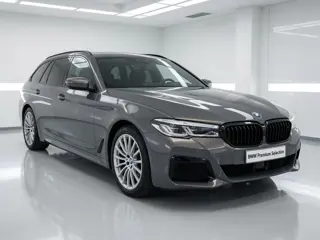 BMW 5 Serie Touring 530e M-Sport | Individual Alvitgrau | 19"+18" Winterset | Panorama | Driving Ass
