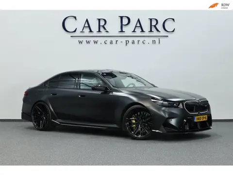 BMW 5-serie M5 1000+PK BTW/AKRAPOVIC/FULL PPF XPEL/KERAMISCH/CARBON M-PERFORMANCE/EVENTURI/B&W/PANO/