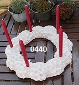 Tafel decoratie bloemen krans voor 5 kaarsen.