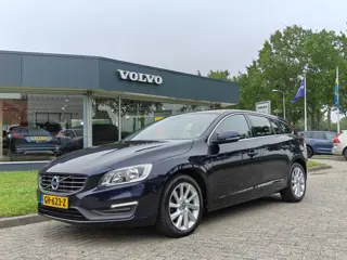 Volvo V60 2.0 T3 153PK Momentum | Trekhaak | Cruise Control | PDC achter | 17'' | Bluetooth | Navi |