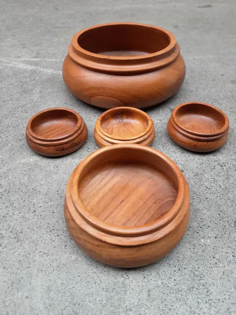 vintage teak houten schalen - Denemarken - mid century - set van 5

26x10cm 
15x6.5cm 
10x4cm

In goede staat

box13