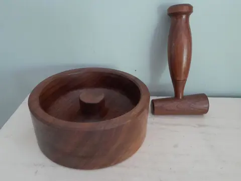 Vintage houten notenkraker - handgemaakte schaal met hamer