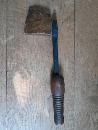 Antieke soldeerbout met houten handvat - koper - ijzer