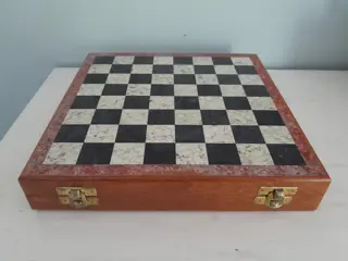 Handgemaakte stenen schaakspel - schaakspel met  marmeren bord met  schaakstukken van speksteen