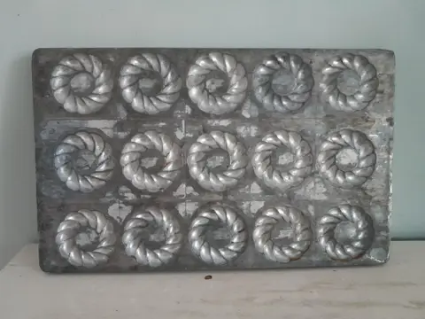 antieke metalen chocoladevorm - kerst kransjes