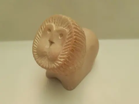 Vintage Hand gesneden speksteen leeuw met gedraaid hoofd sculptuur steen beeldje miniatuur MCM