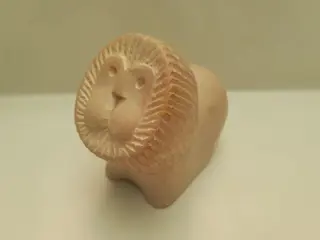 Vintage Hand gesneden speksteen leeuw met gedraaid hoofd sculptuur steen beeldje miniatuur MCM
