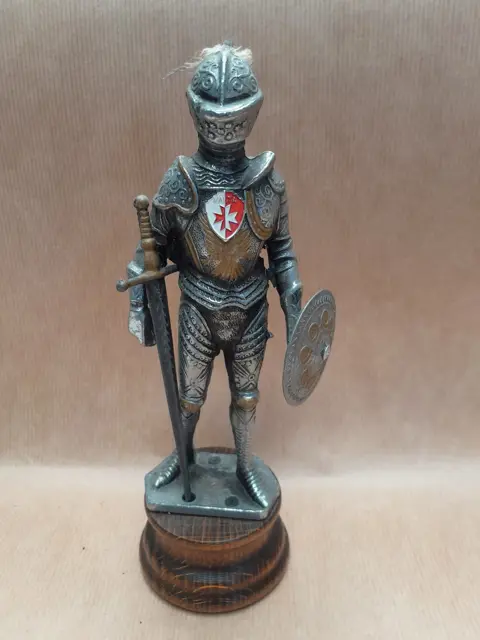 Vintage pewter medieval knight in armor with a sword on wooden stand - Malta

22x9x7cm

In good condition

box35