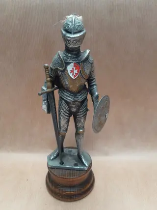 Vintage pewter medieval knight in armor with a sword on wooden stand - Malta

22x9x7cm

In good condition

box35