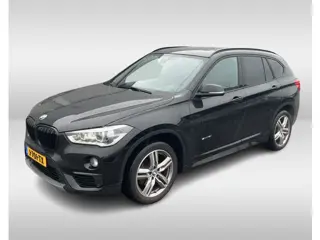 BMW X1 sDrive18i High Executive / Panoramadak / Leder / Parkeerhulp V+A / Navigatie / 17'' / Stoelve