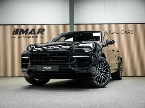 Porsche Cayenne Black edition Meestr. achteras / 22 inch / sportstoelen / 3e scherm / BOSE
