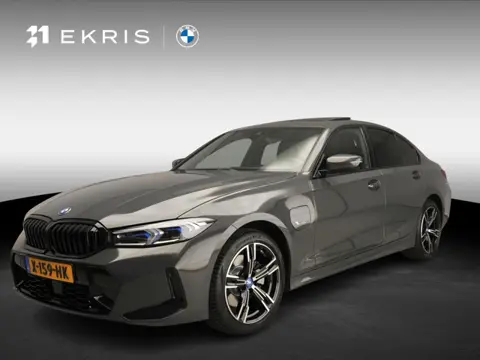 BMW 3 Serie Sedan 320e | M-Sportpakket | LED | Navigatie | Active cruise | Schuifdak | Sportstoelen 