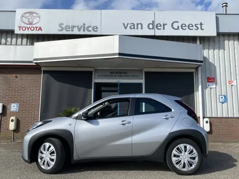 Toyota Aygo X 1.0 VVT-i S-CVT Play / Automaat / Camera / Clima