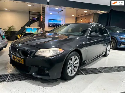 BMW 5-serie Touring 528i M-Sport High Executive|LEDER|LED|MEMORY|STOELVERW|PDC