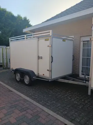 gesloten aanhangwagen met zijdeur
