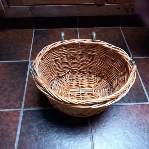 Rieten kinderfietsmandje - om aan de fiets te hangen, - z.g.a.n. -