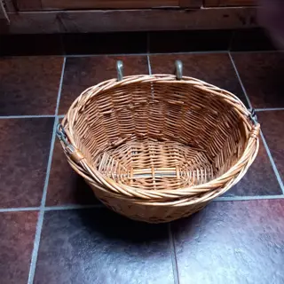 Rieten kinderfietsmandje - om aan de fiets te hangen, - z.g.a.n. -