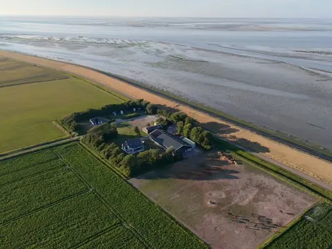 Ruime camperplaats net buiten De Cocksdorp en dichtbij Waddenzee