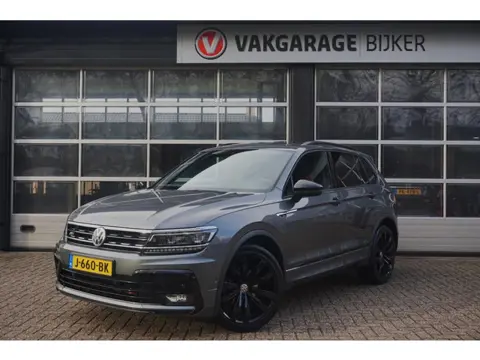 Volkswagen Tiguan 1.5 TSI ACT Highline Business R Pano/Trekhaak/Camera!