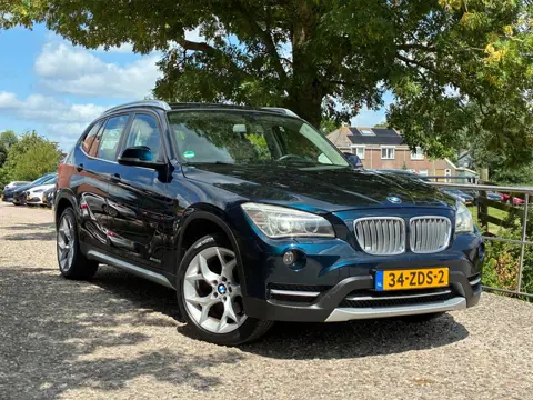 BMW X1 SDrive20i Upgrade Edition | Navi + Leder + Cruise Nu € 9.975,-!!!