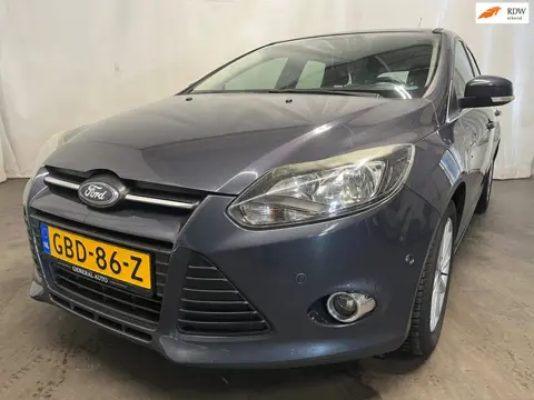 Ford Focus Wagon 1.0 EcoBoost Titanium - Lekke Koppakking - Schade