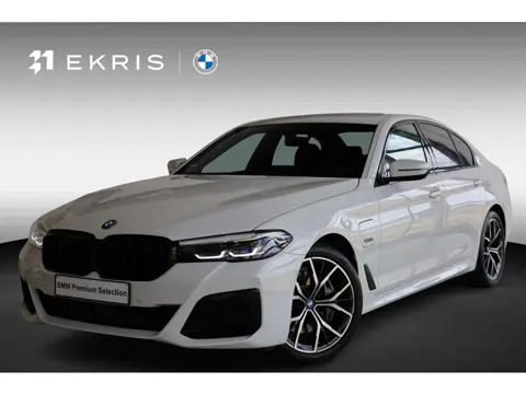 BMW 5 Serie Sedan 545e xDrive High Executive | M Sportpakket | Adaptieve Cruise Control | Stuurwiel 