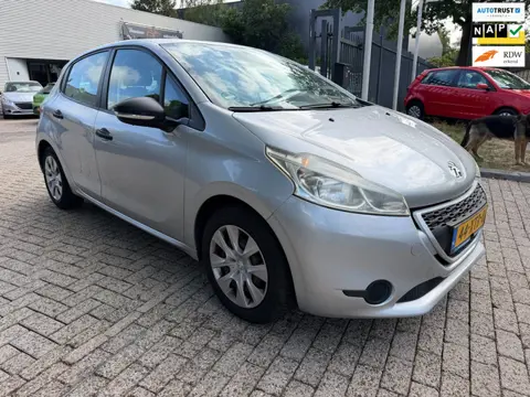 Peugeot 208 1.2 VTi Access 5 deurs, nette auto ( parkeer schadetje ) loopt, rijd, remt schakelt goed
