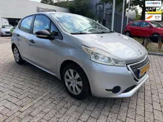Peugeot 208 1.2 VTi Access 5 deurs, nette auto ( parkeer schadetje ) loopt, rijd, remt schakelt goed