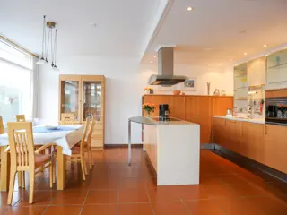 Licht comfortabel appartement met balkon vlakbij De Koog