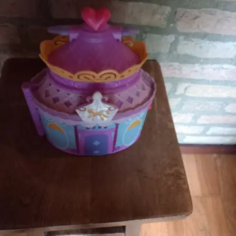 little pony huisje - met diverse pony's