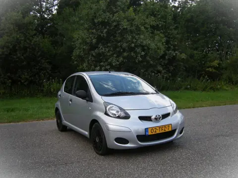 Toyota Aygo 1.0-12V Now . 5 Deurs . Airco . Audio . Elec ramen . enz