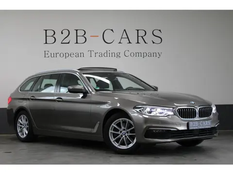 BMW 5-serie Touring 520d High Executive | Panorama | Head-up | Leder | Trekhaak