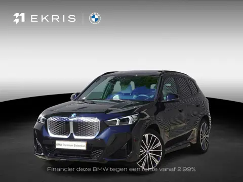 BMW iX1 eDrive20 M Sportpakket | Premium Pack | Trekhaak met elektrisch wegklapbare kogel | Glazen p