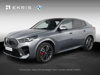 BMW iX2 eDrive20 67 kWh M Sport Edition | SOH 100% | M Sport Pro | Trekhaak | Head-Up Display | Pano