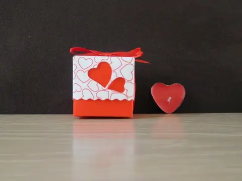 Bruiloft / huwelijk rood doosje+hartenkaars (bedankjes)