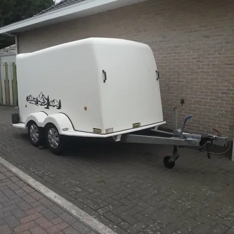 gesloten aanhangwagen geremd