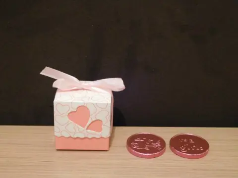 Geboorte bedankje roze doosje met twee chocolade munten