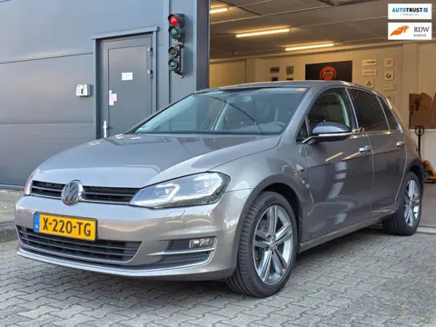 Volkswagen Golf 1.4 TSI - LOUNGE / XENON / CARPLAY / STANDKACHEL / STOELVERWARMING / PARKEERSENSOREN