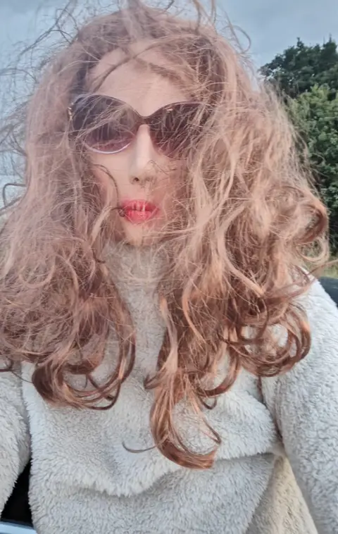 Femboy 25 jaar met masker