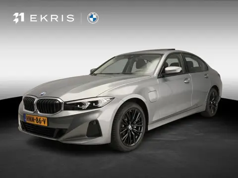 BMW 3 Serie Sedan 330e | LED | HUD | Schuifdak | Stoelverwarming | Surround view | DAB | Alu 18 inch
