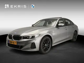 BMW 3 Serie Sedan 330e | LED | HUD | Schuifdak | Stoelverwarming | Surround view | DAB | Alu 18 inch