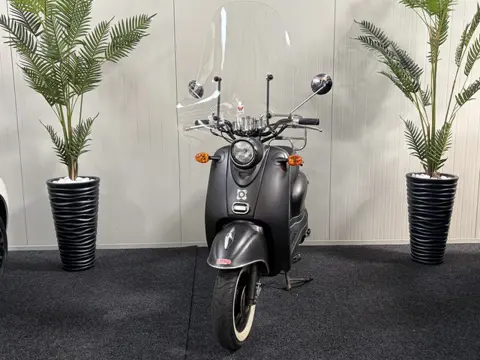 AGM Snorscooter New Flash Retro / Windscherm / Mat-zwart / 2020