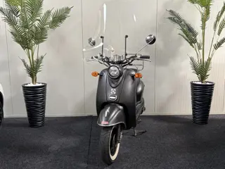 AGM Snorscooter New Flash Retro / Windscherm / Mat-zwart / 2020