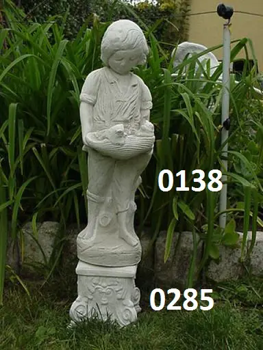 Jongen met poesjes op zuil. nr 0138 & 0285