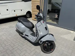 Vespa GTS 300 i.e. Super - Nardo grijs - Akrapovic
