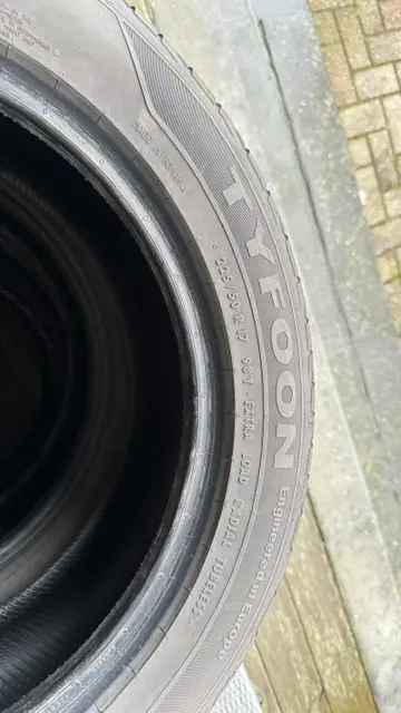 Tyfoon zomerbanden 225/50/17