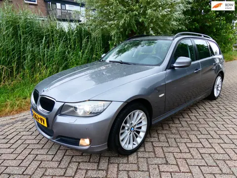 BMW 3-serie Touring 318i 143pk Clima Cruise Navi Schuifdak Trekhaak 1250kg.