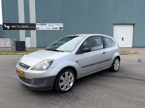 Ford Fiesta 1.3-8V Champion 70 PK. Zuinige en mooie auto met slechts 127.000 KM !!! Alle keuringen t